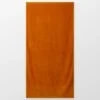 toalla de baño de color naranja mango
