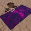 display de la toalla de playa de flamencos lila extendida en la playa