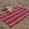 display de la toalla de playa ibiza extendida en la arena