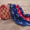 display de una toalla de playa con motivos marinos en la playa
