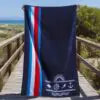 display de la toalla de playa timon colgada en la playa