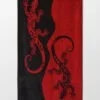 toalla roja y negra con salamandras