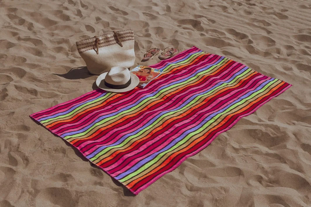 display de la toalla de playa ibiza extendida en la arena
