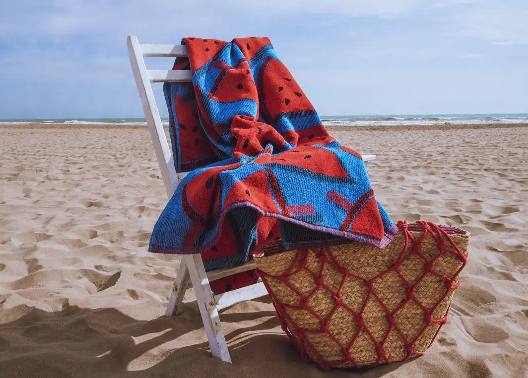 display de toalla de la toalla de playa de sandias encima de una silla