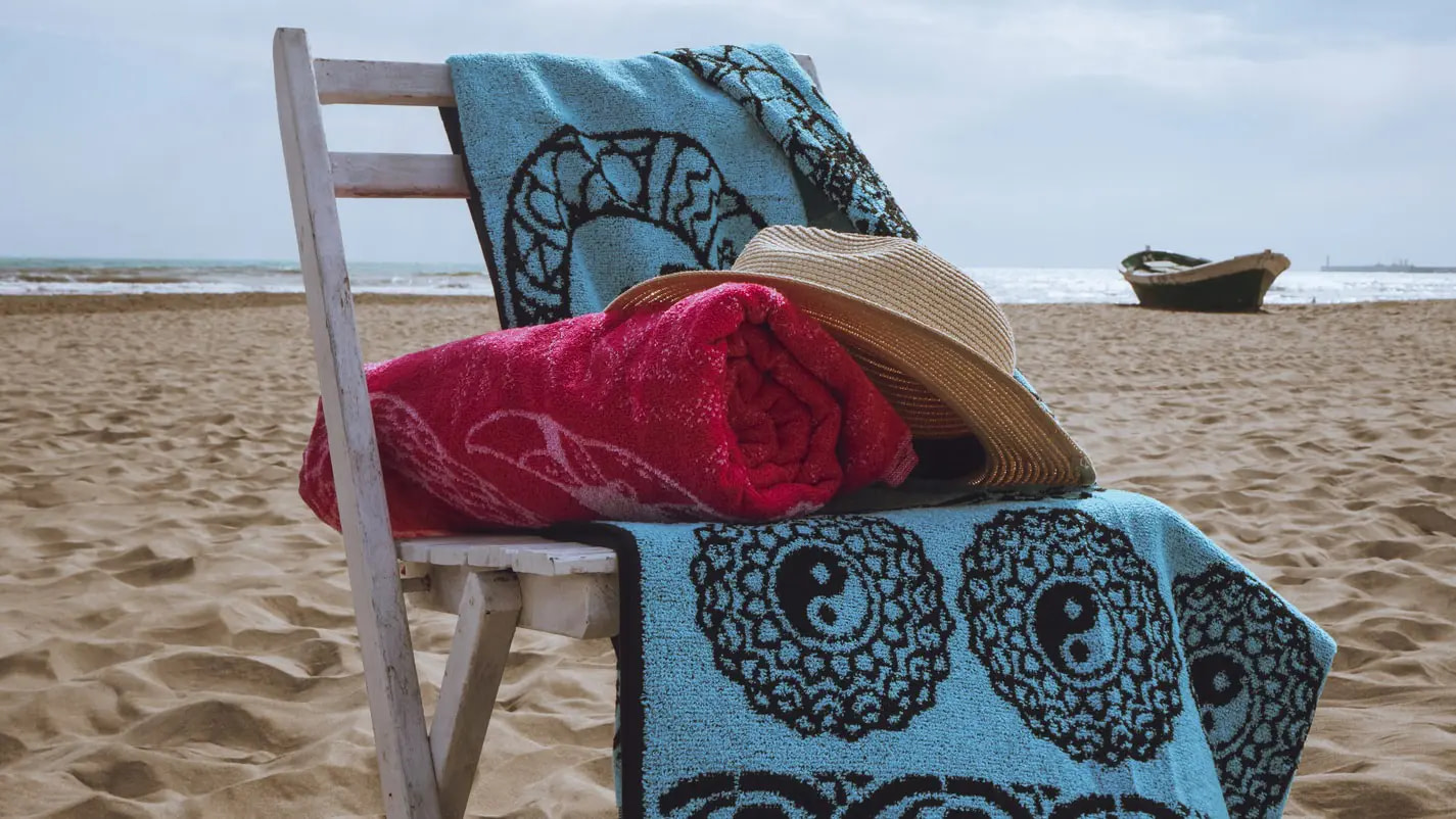 display de la toalla de playa mandala en la playa