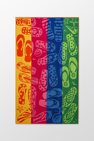 toalla de playa de diferentes colores con diferentes motivos como chanclas