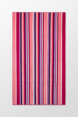 toalla de playa a rayas de tonalidades rosadas