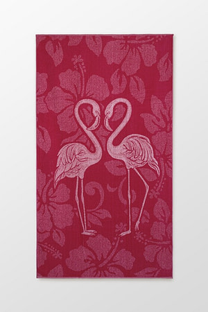 toalla de playa de color fucsia con estampado de flamencos y flores