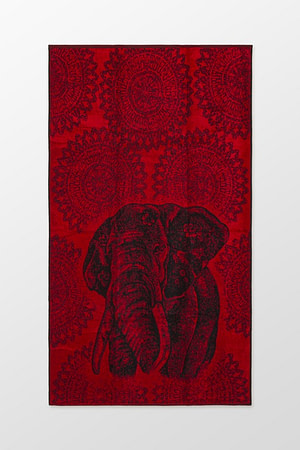 toalla de playa roja y negra con estampado de mandala y un elefante