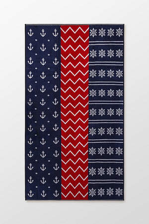 toalla de playa roja y azul con motivos marinos