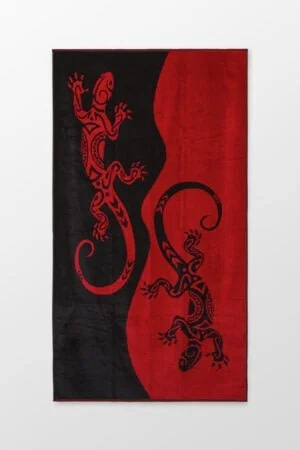 toalla roja y negra con salamandras