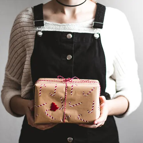 mujer con un regalo entre sus manos
