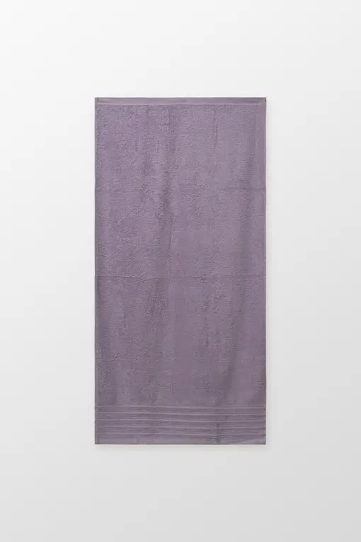 toalla de baño de color lila
