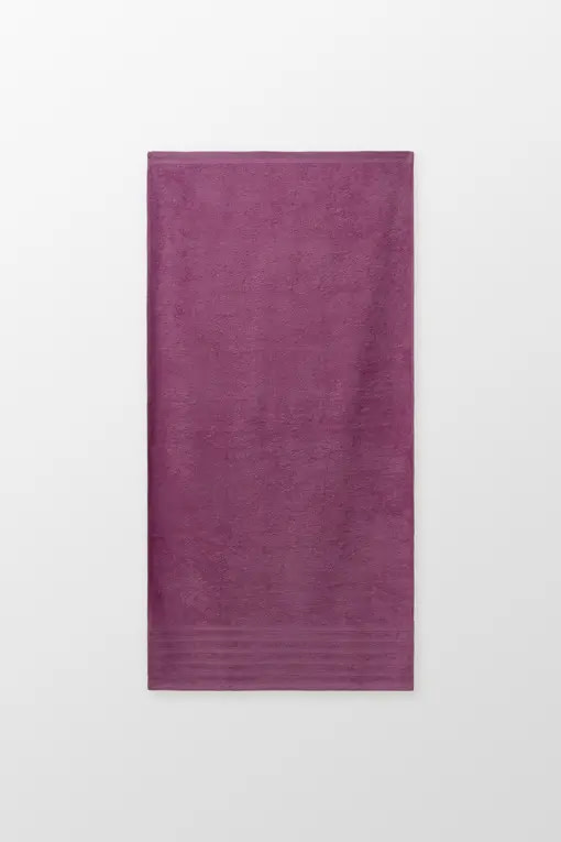 toalla de baño de color malva