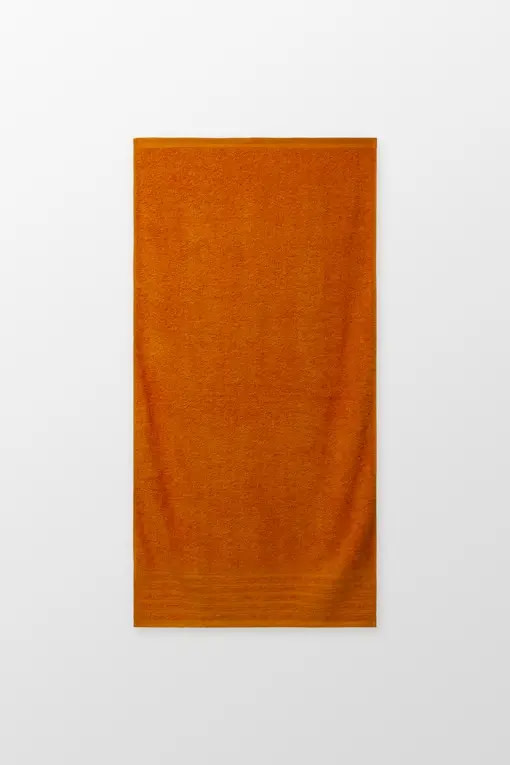 toalla de baño de color naranja mango