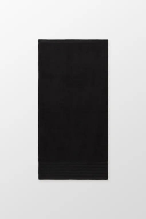 toalla de baño de color negro