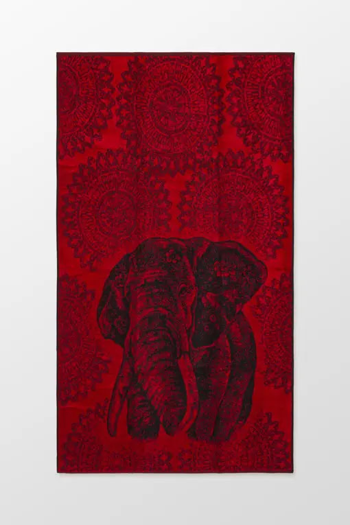 toalla de playa roja y negra con estampado de mandala y un elefante