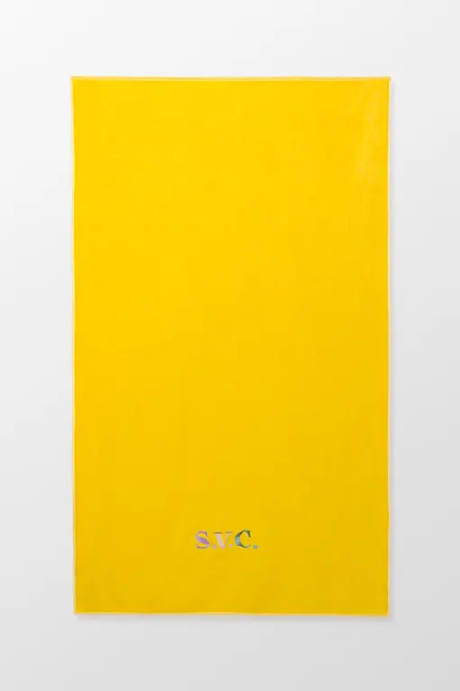 toalla de playa personalizada con bordado de color amarillo