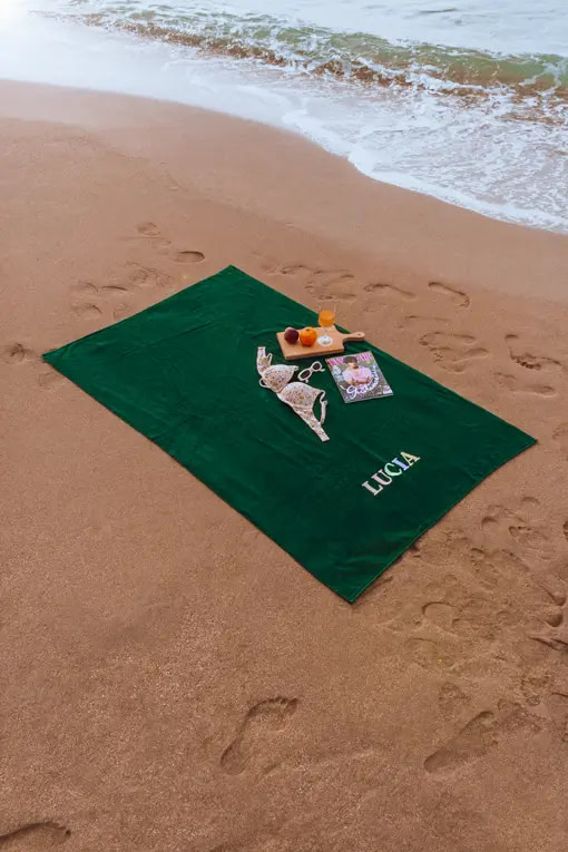 toalla de playa personalizada con bordado en multiples colores