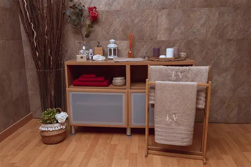display de toallas de baño de color marron bordadas