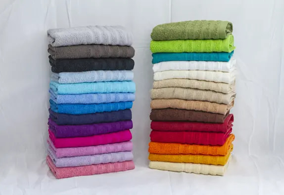 torres de toallas de baño de multiples colores