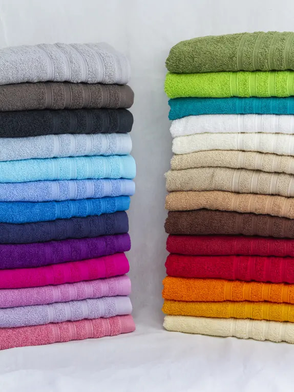 torre de toallas de baño en multiples colores