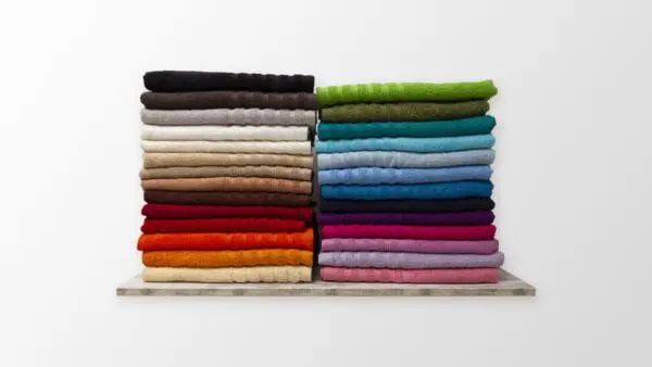 toallas de baño de multiples colores apiladas